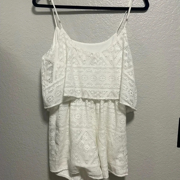 Aeropostale White Lace Overlay Short Romper with adjustable straps size medium - Picture 4 of 6